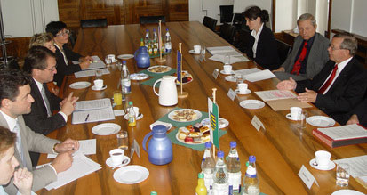 Während der Besprechung im Chemnitzer Regierungspräsidium der Chemnitzer Regierungspräsident Karl Noltze (r.), der Dresdner Regierungspräsident Dr. Henry Hasenpflug (2. v. r.) und der Präsident des Regionalamtes Usti nad Lábem Jírí Sulc (3. v. l.).