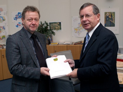 Der Geschäftsführer der KSG Leiterplatten GmbH, Herr Dr. Bechtloff (l.), erhielt heute aus den Händen von Regierungspräsident Karl Noltze die immissionsschutzrechtliche Genehmigung für die Errichtung des neuen Produktionsgebäudes.