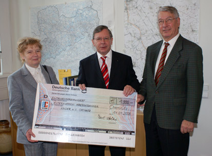  Regierungspräsident Karl Noltze (Mitte) übergibt an den Vorstand des Elternvereins krebskranker Kinder e.V., Peter Suchy, sowie an die Geschäftsstellenleiterin Dagmar Loße den Spendenscheck des Regierungspräsidiums Chemnitz über 1.300&euro;.