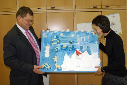 Die Leiterin der Kindertagesstätte Sportmäuse übergibt dem Vizepräsidenten der Landesdiretion Chemnitz, Philipp Rochold, das Dankeschöngeschenk in Form einer 3D-Winterlandschaft. Die Leiterin der Kindertagesstätte Sportmäuse übergibt dem Vizepräsidenten der Landesdiretion Chemnitz, Philipp Rochold, das Dankeschöngeschenk in Form einer 3D-Winterlandschaft.
