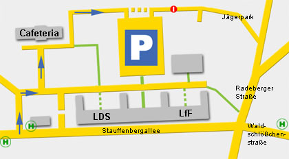 Zufahr zum Gebäudekomplex ...